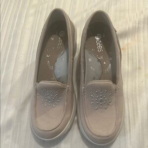 Bzees Cream Flats with Cushioned Sole and Minimalist Design Sz 9M upper fabric